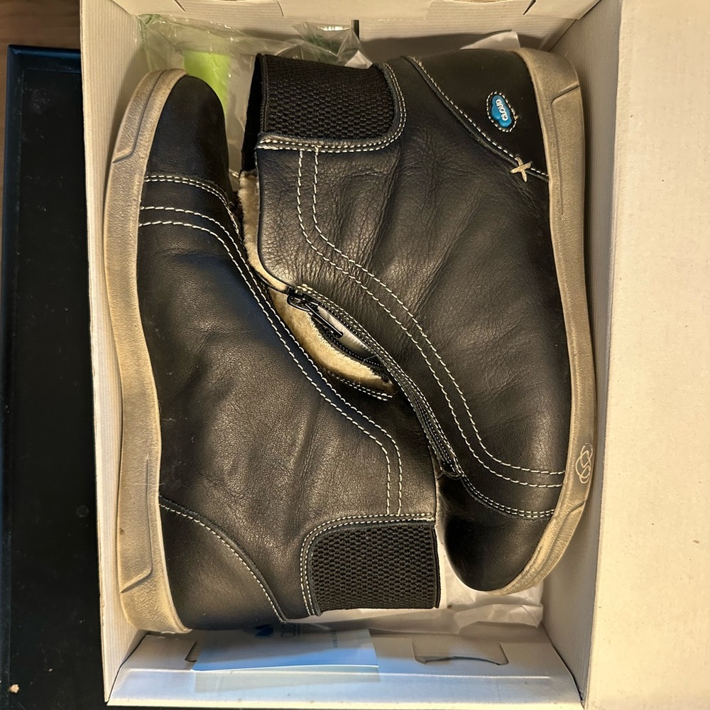 Cloud Footwear size 7